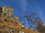 47 La rocciosa anticima del Corno Zuccone con la croce posta da pochi anni